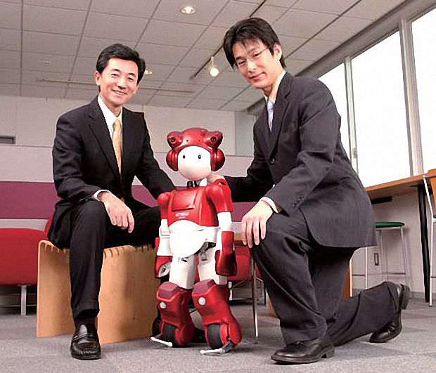 ربات EMIEW 2 یک ربات کامل برای کمک به کارمندان هر اداره ای