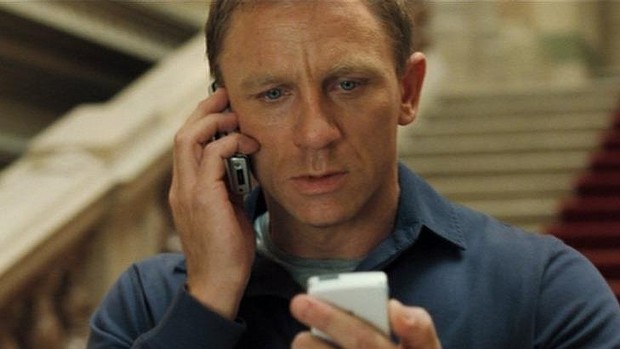 Daniel Craig، بازیگر نقش جیمز باند: او فقط از “بهترین” گوشی ها استفاده می کند؛ نه گوشی های سونی و سامسونگ - تکفارس 