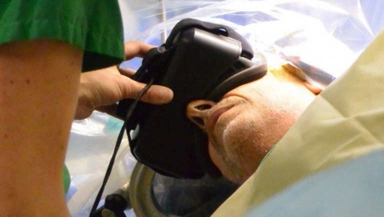 کاربرد هدست واقعیت مجازی در جراحی مغز - تکفارس 