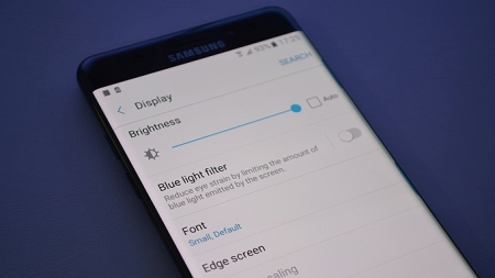 گوشی گلکسی نوت ۷ با یک فیلتر نور آبی مشابه با حالت Night Mode آیفون ها عرضه می شود - تکفارس 