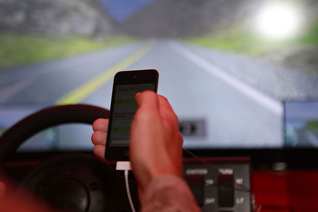 پلیس ها در حال یافتن راه های جدیدی برای دیدن افرادی که در هنگام رانندگی، با گوشی خود کار می کنند هستند - تکفارس 