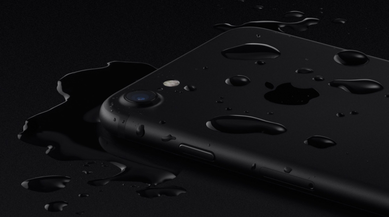اپل با اینکه گوشی های آیفون ۷ را ضد آب ساخته است، اما گارانتی این گوشی شامل آسیب های آبی نمی شود - تکفارس 