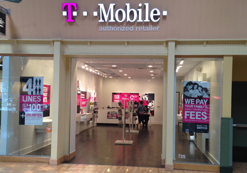 حمله یک زن ۲۶ ساله به فروشگاه T-Mobile - تکفارس 