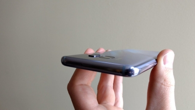 فردی راه حلی برای مشکل حسگر اثرانگشت گوشی Galaxy S8 پیدا کرده است - تکفارس 