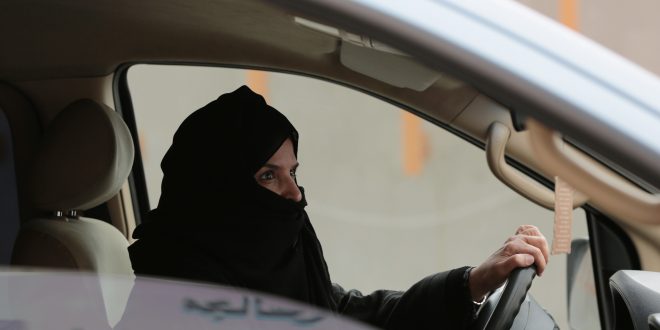 اجازه ی رانندگی زنان سعودی صادر شد - تکفارس 