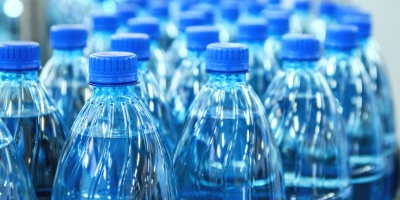 از بطری پلاستکی نباید آب نوشید - تکفارس 