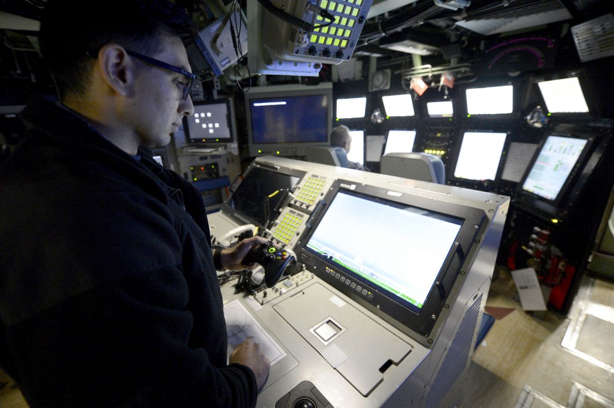 جفری ریچاردسون (Jeffrey M. Richardson) متخصص فناوری ارتباط حمعی و عضو نیروی دریایی ایالات متحده در حال استفاده از کنترلر اکس‌باکس برای در یک مانور نظامی برای هدایت دکل‌های فوتونی