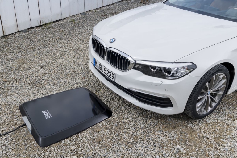 عرضه پد شارژر بیسیم خودروهای برقی شرکت BMW از تابستان - تکفارس 
