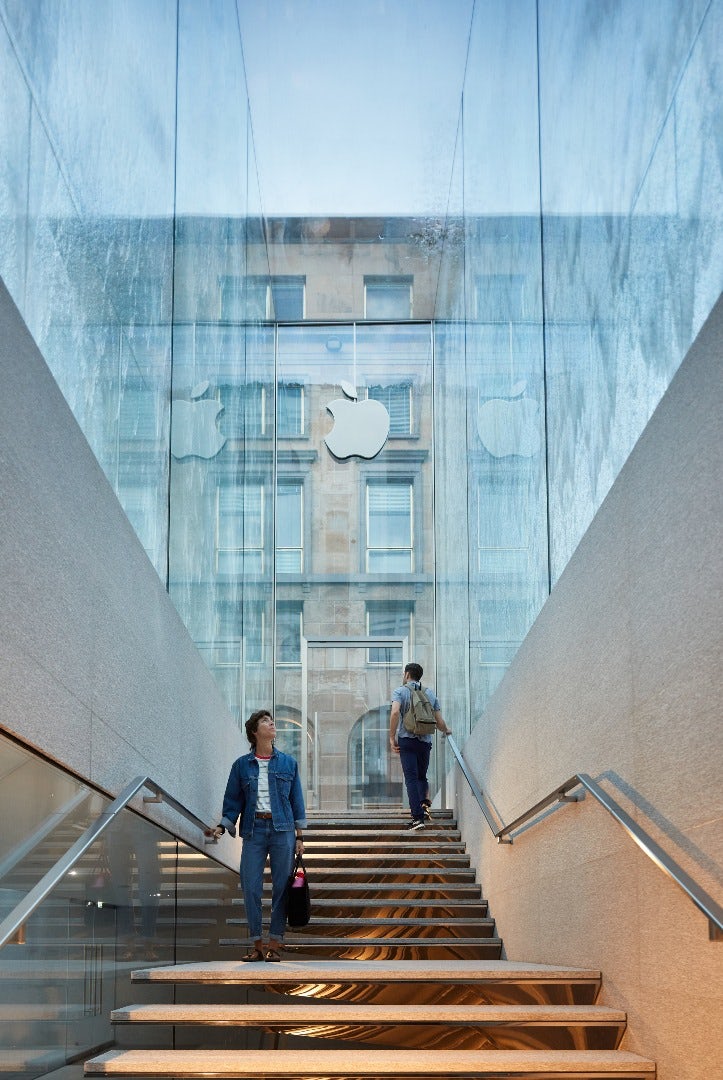 طراحی خارق‌العاده ورودی دفتر اپل در ایتالیا - تکفارس 