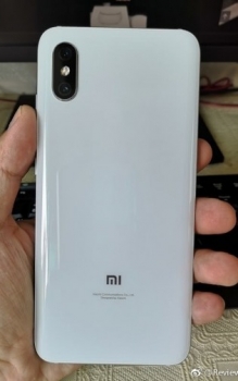 تصویر Xiaomi Mi 8X در دست مدیرعامل شیائومی به بیرون درز پیدا کرد - تکفارس 