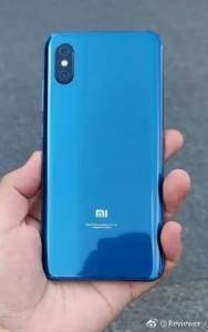 تصویر Xiaomi Mi 8X در دست مدیرعامل شیائومی به بیرون درز پیدا کرد - تکفارس 