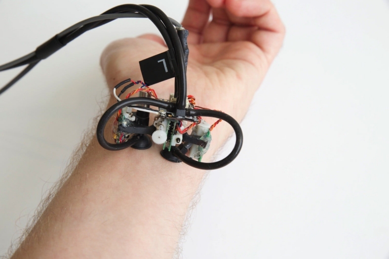 Skinbot رباتی که برای خزیدن بر روی بدن افراد طراحی شده است - تکفارس 