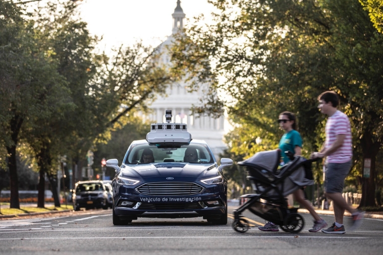 آیا هوش مصنوعی خودروها باید برای جان سرنشین نسبت به عابر پیاده ارجحیت قائل شود؟ - تکفارس 