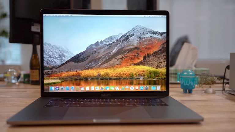 MacBook Pro 15 اپل با کارت گرافیک Radeon Pro Vega از AMD  ارتقا خواهد یافت - تکفارس 
