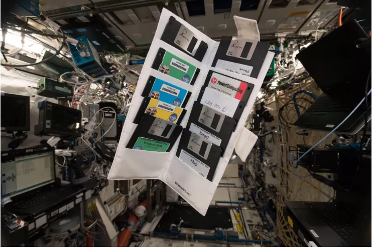 گنجینه‌ای قدیمی از فلاپی دیسک‌ها در ISS یافت شد - تکفارس 