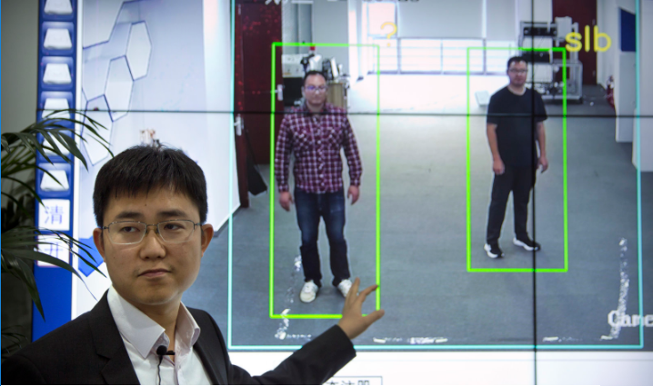 این دوربین چینی، افراد را بر اساس نحوه‌ی راه رفتنشان شناسایی می‌کند - تکفارس 