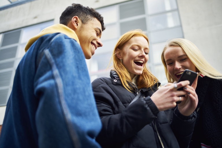 تحقیقات جدید از فواید شبکه‌های اجتماعی برای نوجوانان پرده برداشت - تکفارس 