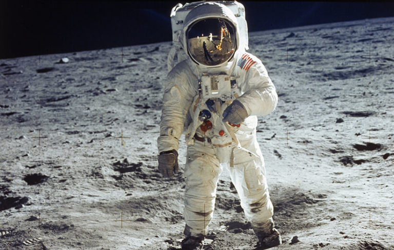 گوگل دودل سفر فضا‌نورد آپولو ۱۱ را روایت می‌کند - تکفارس 