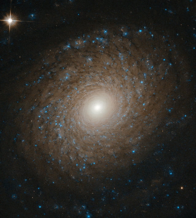 تصویر جدید تلسکوپ هابل کهکشانی با تقارن شگفت‌انگیزی را نشان می‌دهد - تکفارس 
