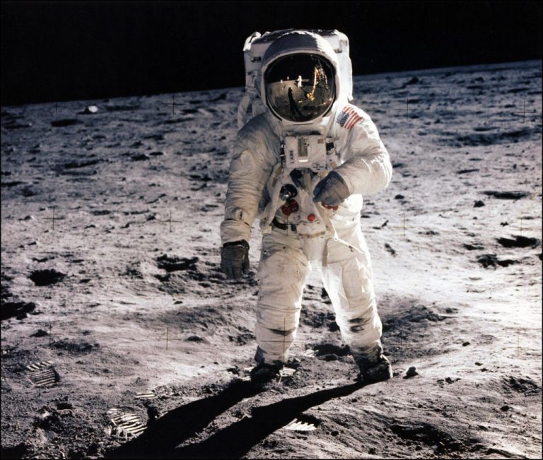 گوگل برنامه‌ی واقعیت افزوده Apollo 11 را ساخت - تکفارس 