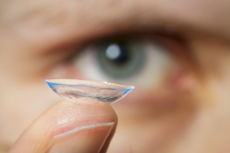 دانشمندان لنز‌های چشمی را اختراع کردند که با دوبار چشمک زدن زوم می‌کنند - تکفارس 