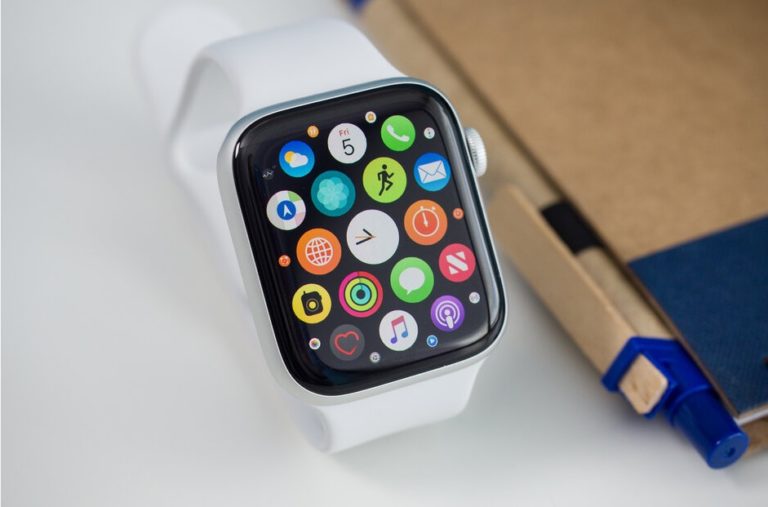 اپل با ارتقای نمایشگرها، عمر باتری ساعت‌های هوشمند خود را افزایش  می‌دهد - تکفارس 