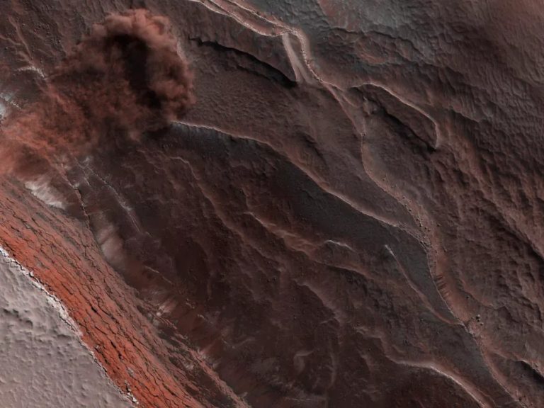 انتشار تصویری از بهمن قرمز رنگ رخ داده در مریخ - تکفارس 