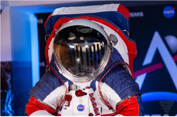 ناسا از لباس فضانوردان خود در ماموریت ماه در سال ۲۰۲۴ رونمایی کرد - تکفارس 
