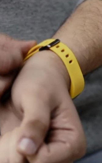 مدیرعامل شرکت Realme نسل جدید دست‌بند سلامتی این شرکت را به دست داشت
