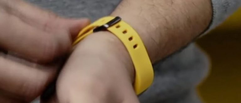 مدیرعامل شرکت Realme نسل جدید دست‌بند سلامتی این شرکت را به دست داشت