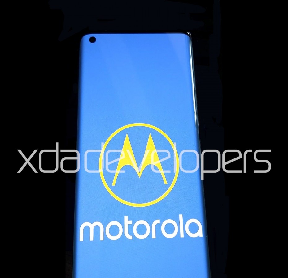 موتورولا بر روی دو گوشی ۵G با نمایشگرهای آبشاری کار می‌کند - تکفارس 