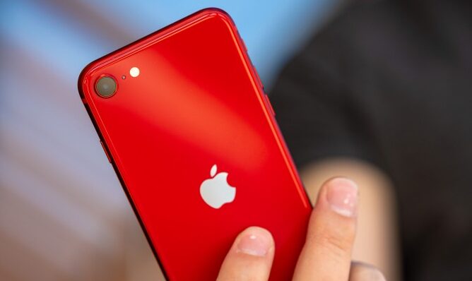 فروش خوب اپل در چین به لطف آیفون اس ای - تکفارس 