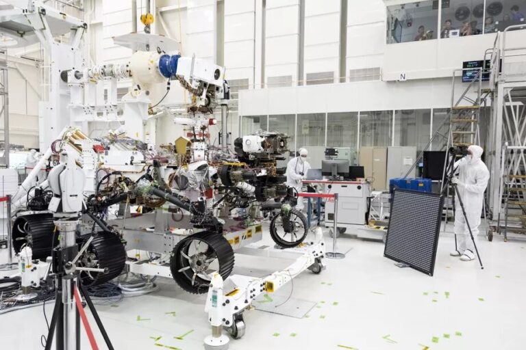 ناسا پرتاب مریخ‌نورد خود را یک هفته عقب انداخت - تکفارس 