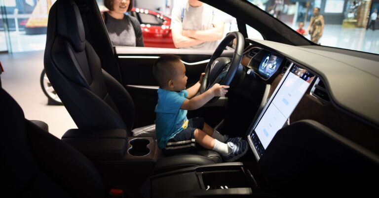 تسلا در حال کار روی سنسوری است که می‌تواند کودک رها شده در خودروی داغ را شناسایی کند - تکفارس 