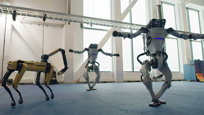 رقص گروهی ربات های بوستون دینامیکس