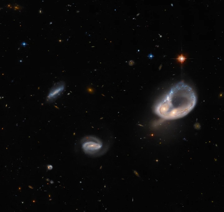 تلسکوپ هابل تصویر نادری از دو کهکشان در حالا ادغام ثبت کرد - تکفارس 