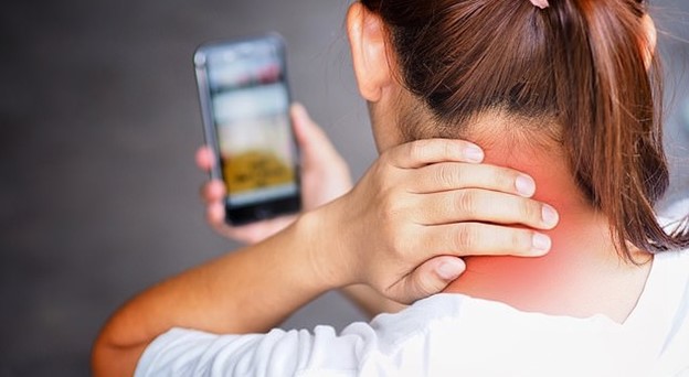 موبایل و گردن درد: تاثیر استفاده از موبایل بر گردن درد - تکفارس 