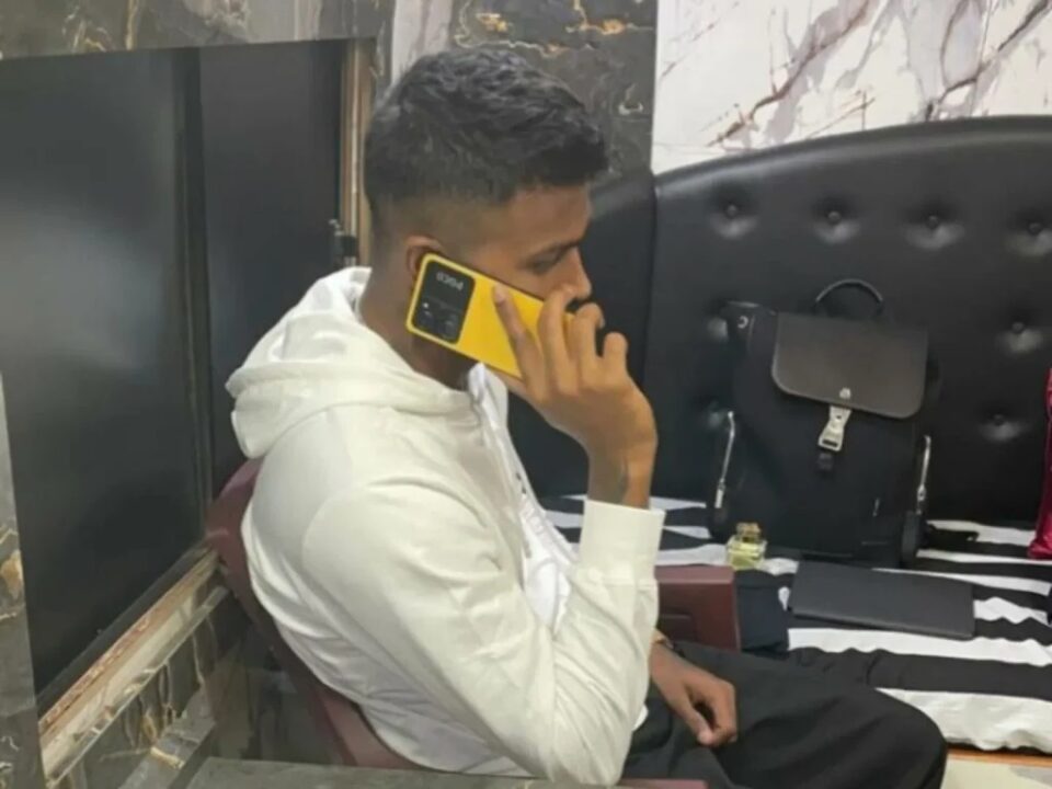 گوشی پوکو X5 پرو در دستان یک ورزشکار هندی دیده شد - تکفارس 