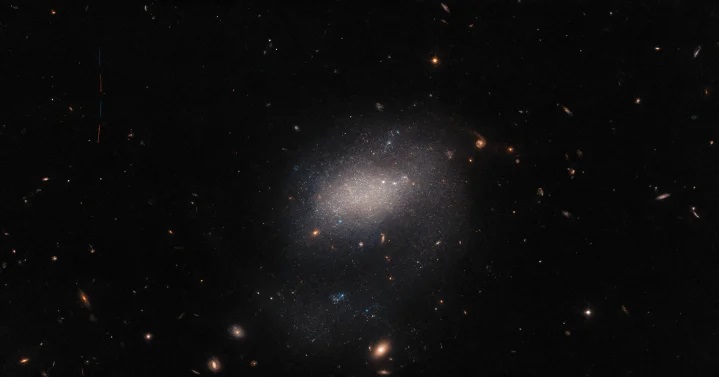 تلسکوپ هابل تصویر زیبایی از یک کهکشان کوتوله ثبت کرد - تکفارس 